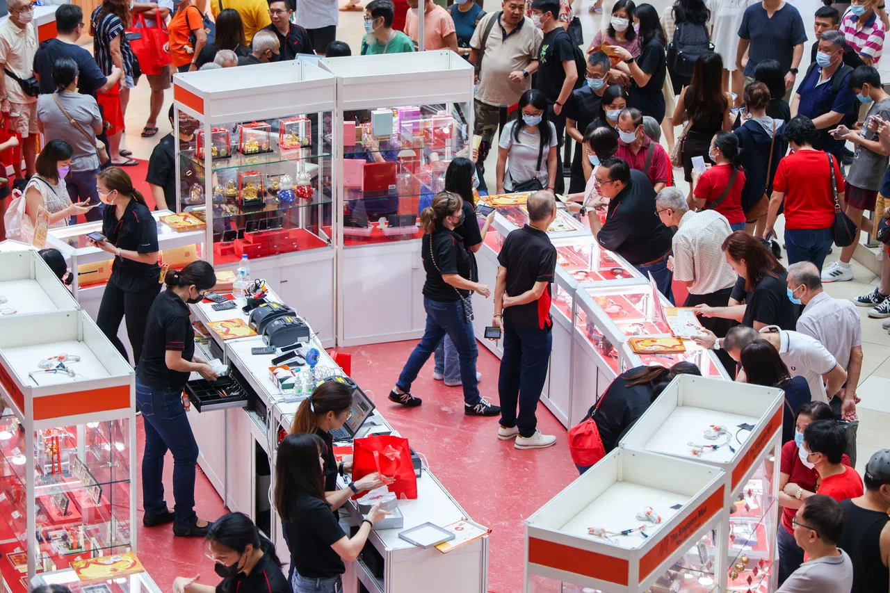 2024年是新加坡造币厂纪念币实体展销会在停办了三年后，再次于唐城坊举办展销会。由金融管理局推出的2024年新加坡龙年纪念币在元旦日（星期一）发售，吸引许多钱币收藏者一大清早到唐城坊排队购买。（白艳琳摄）