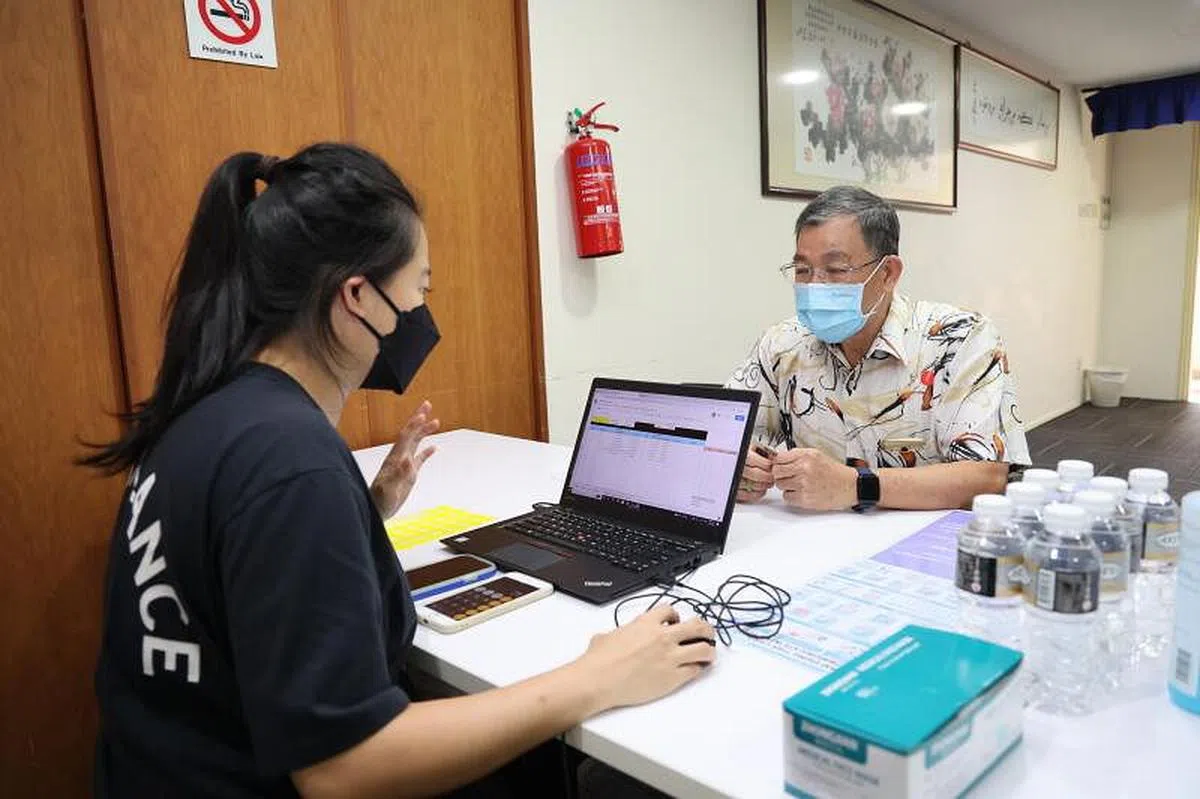 梁裕荣（70岁，退休人士）星期一早上到丰加北民众俱乐部流动疫苗接种中心接种第二针追加剂。（陈斌勤摄）