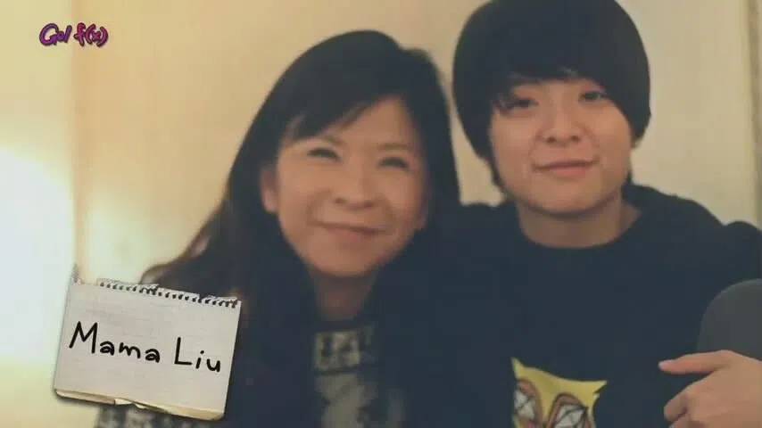 刘逸云（右）现在终于能和妈妈用流利华语沟通。（互联网）