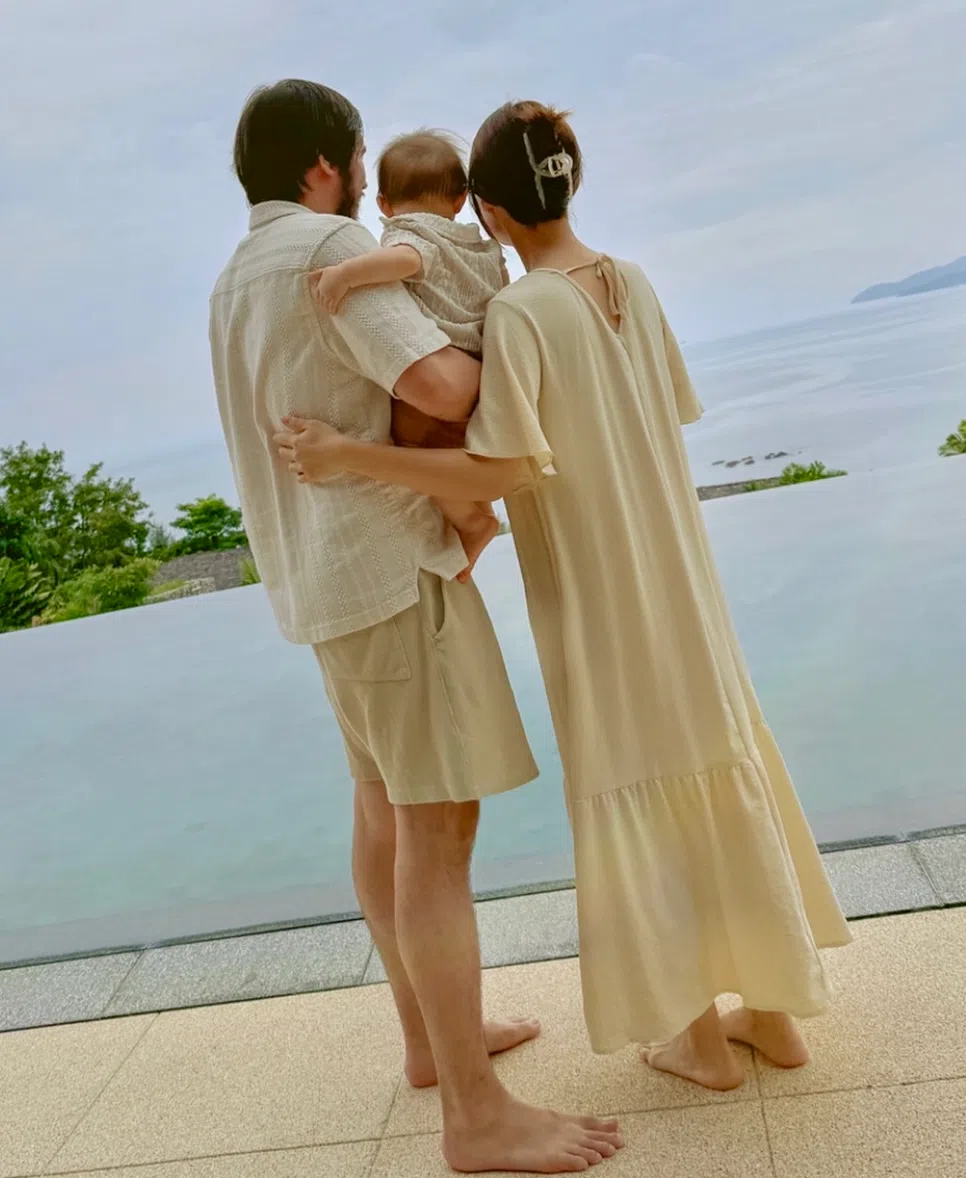 林慧玲（右起）说，1岁半爱儿的性格和长相像自己也像老公。（取自艺人IG）