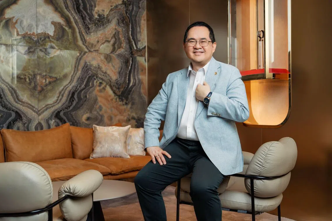 先施表行总裁王家明强调在卖表的同时向消费者提供腕表知识的重要性。（先施表行提供）