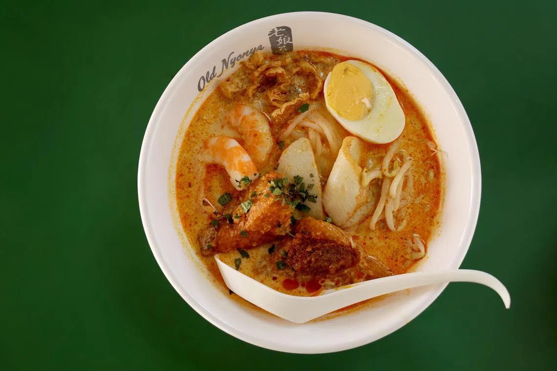 娘惹叻沙食材丰富，汤汁香滑顺喉。（龙国雄摄）