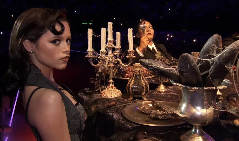 Lady Gaga的表演中，镜头一度带到《星期三》女主Jenna Ortega（左）。（Netflix提供）