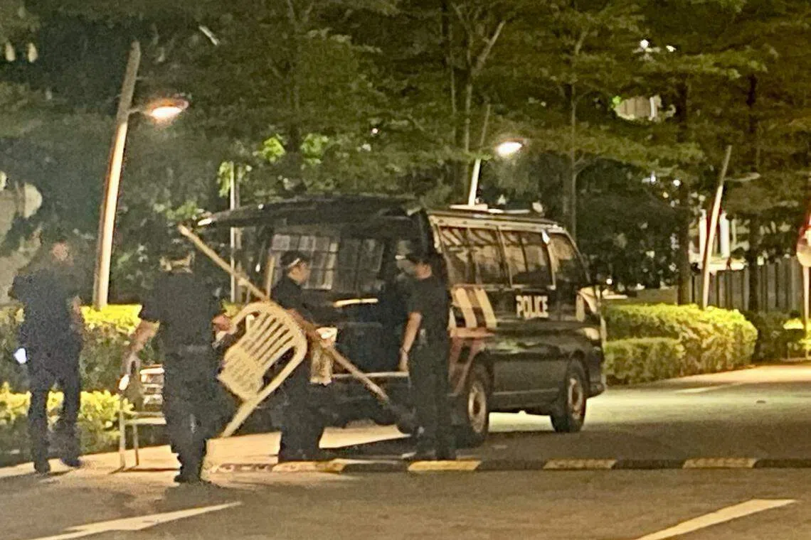 警方在女皇碧苑公寓完成调查后，把椅子等证物带走。（邝启聪摄）