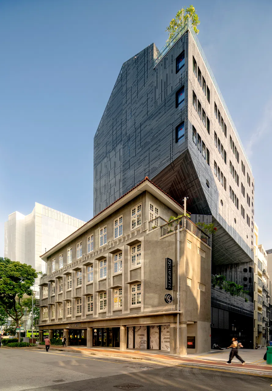 嘉宾达街21号，建于1936年，有88年历史的旧汇庄经WOHA建筑事务所设计与翻新后，化身为21 Carpenter精品旅店。（WOHA提供，Darren Soh摄）