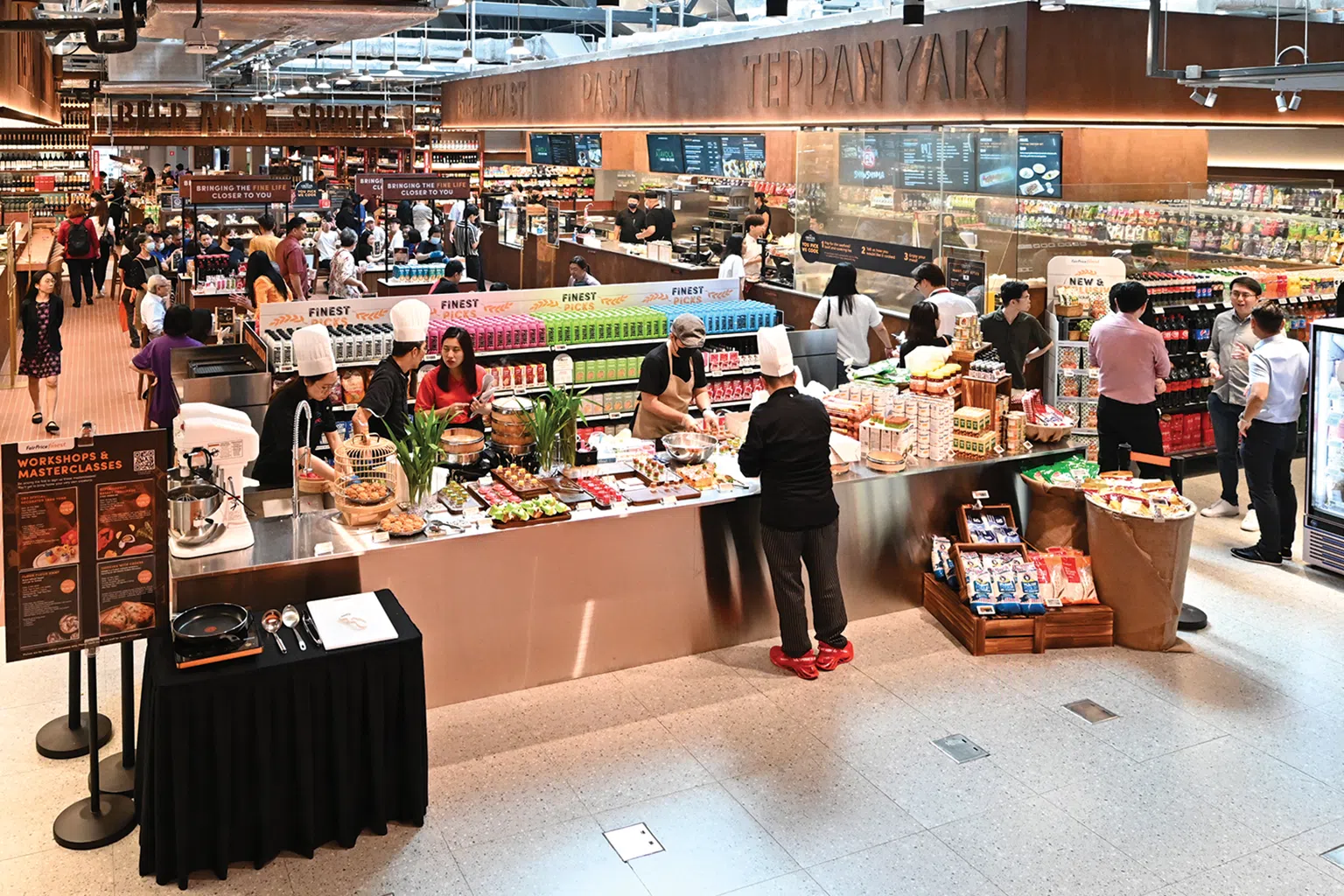 在克拉码头平价精品超市的Grocer Food Hall，顾客可以“现买、现煮、现吃”，先挑选食材，然后让厨师现场烹煮，直接享用。（图/平价集团提供）