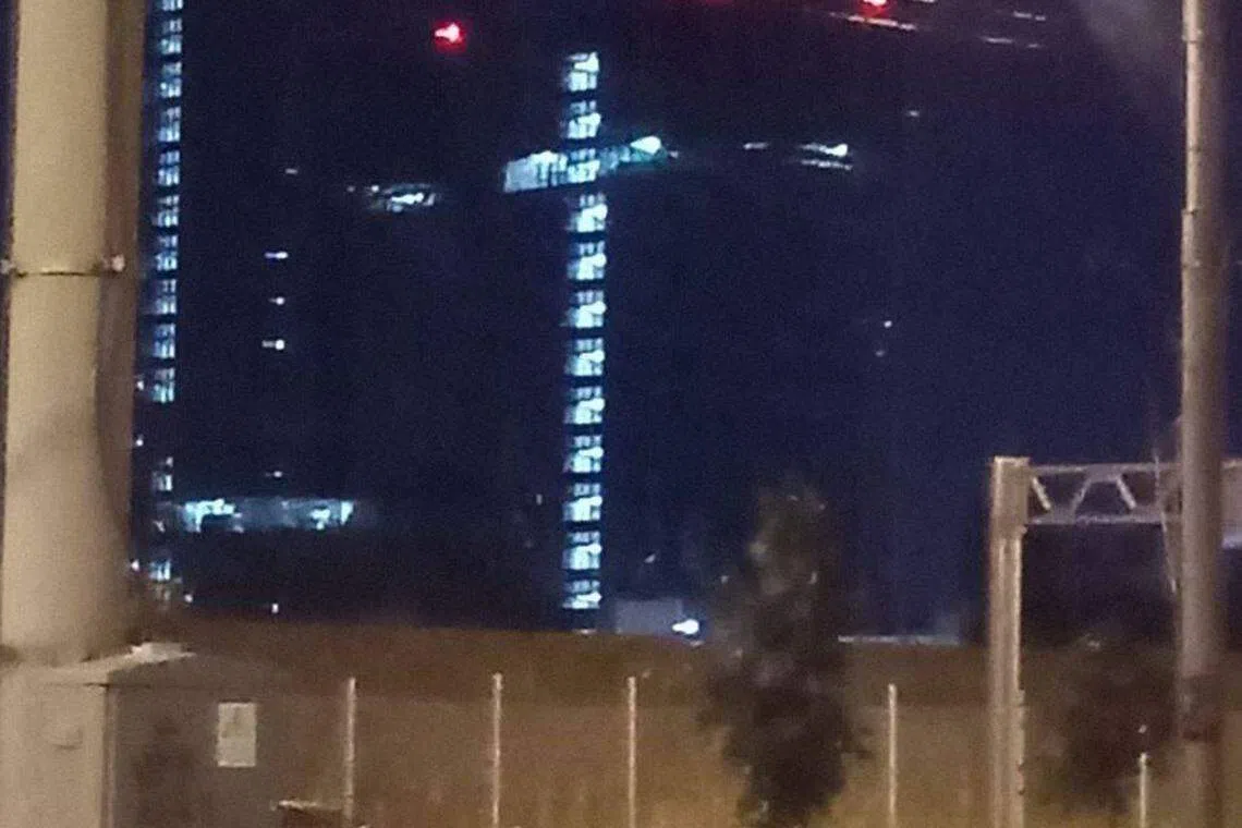 瓦格纳集团圣彼得堡总部大楼的灯光排列成十字架形状，以此祭奠死于空难的首领普里戈任及其副手乌特金。（取自X平台）