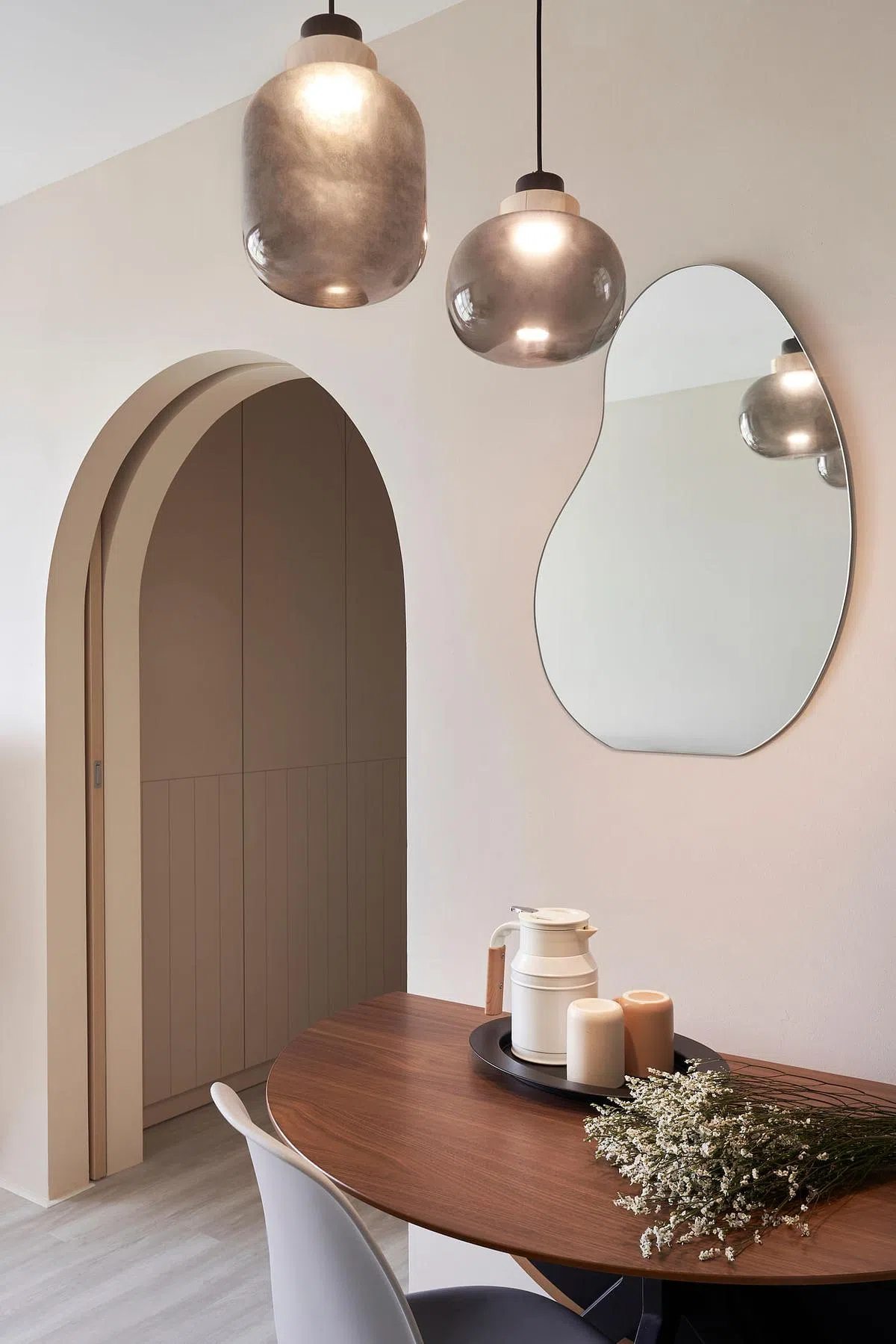 拱形门和圆滚滚的灯饰突显造型思维。（Happe Design Atelier提供照片）