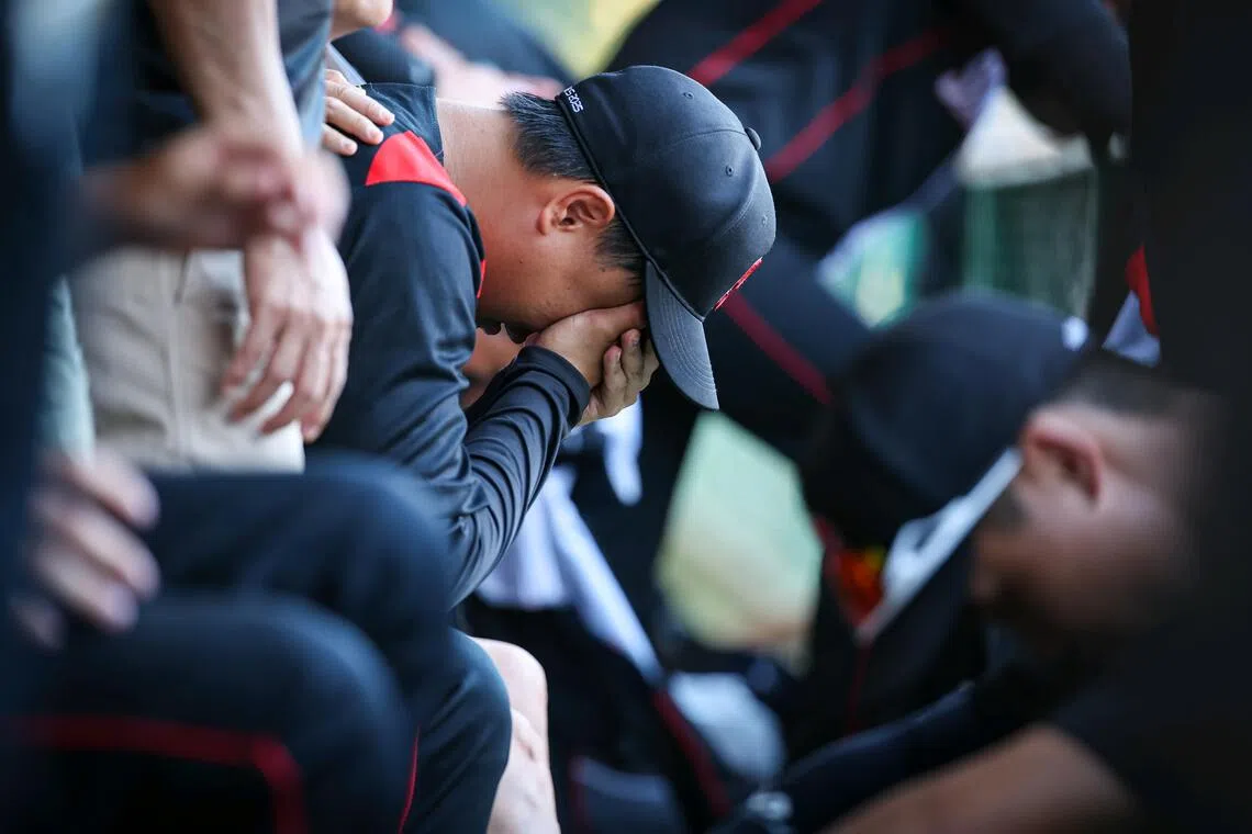 没能实现卫冕、遭到菲律宾复仇后，我国队员感到沮丧。（海峡时报）