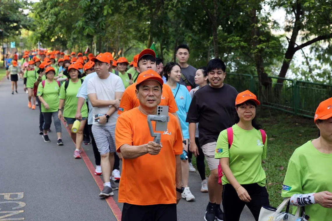 梁志强（前排左橙衣者）疫情后发起“老朋友趴趴走”运动活动，如今已有数千人参加。（档案照）