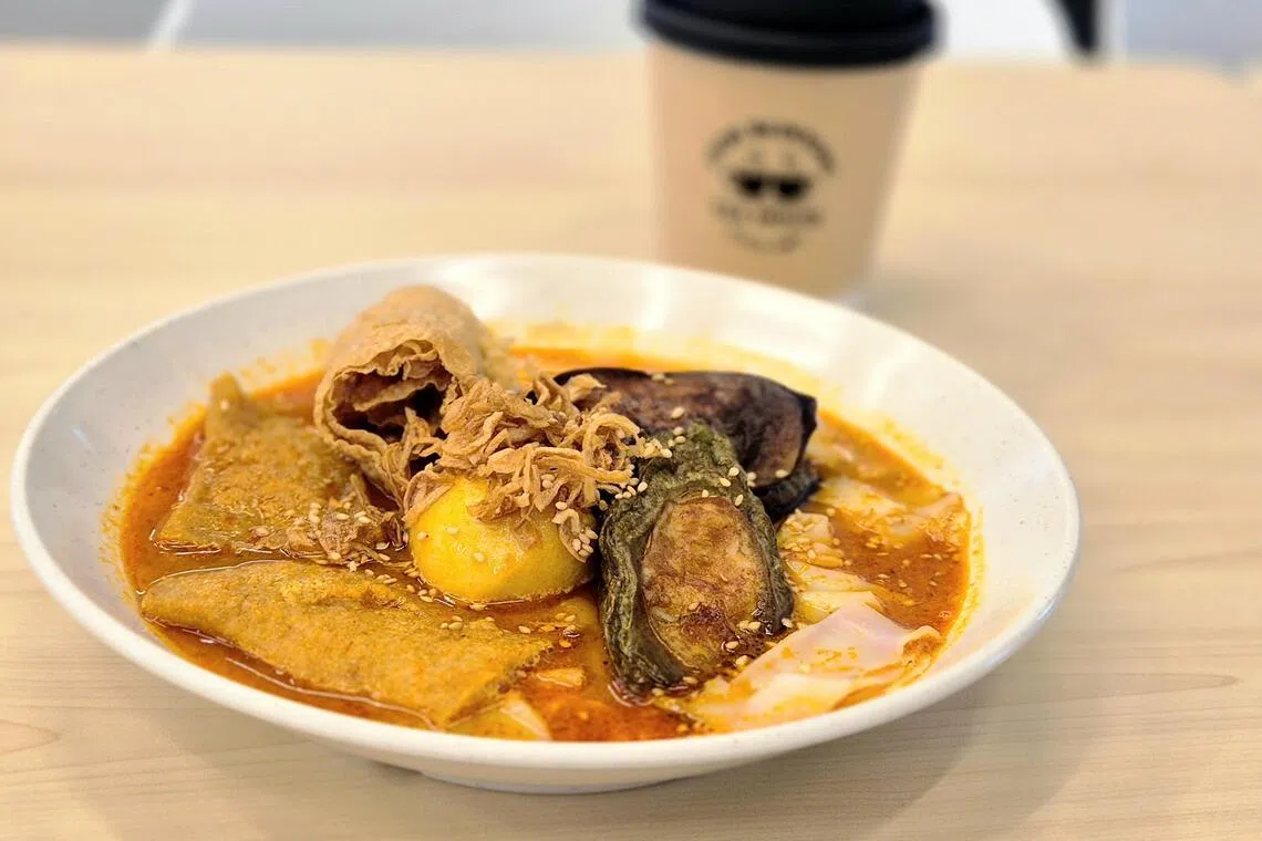 Ipoh Buntong的咖喱酿豆腐食材丰富，咖喱汁芳香。（陈爱薇摄）