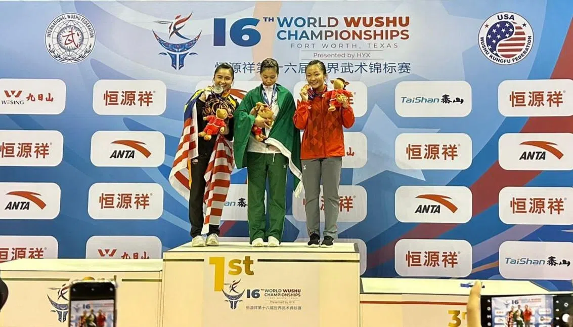 王瓅苓（右）在今年的东运会、亚运会和世锦赛都有所收获。（新加坡武术龙狮总会提供）