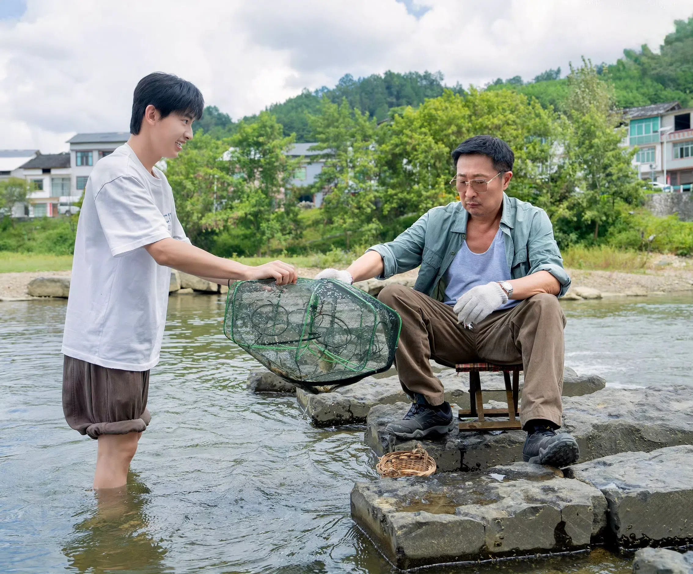 辛云来（左）说，剧中饰演父亲的范明自带的幽默感，把父权的压迫感演得又真实又好笑。（取自剧集微博）