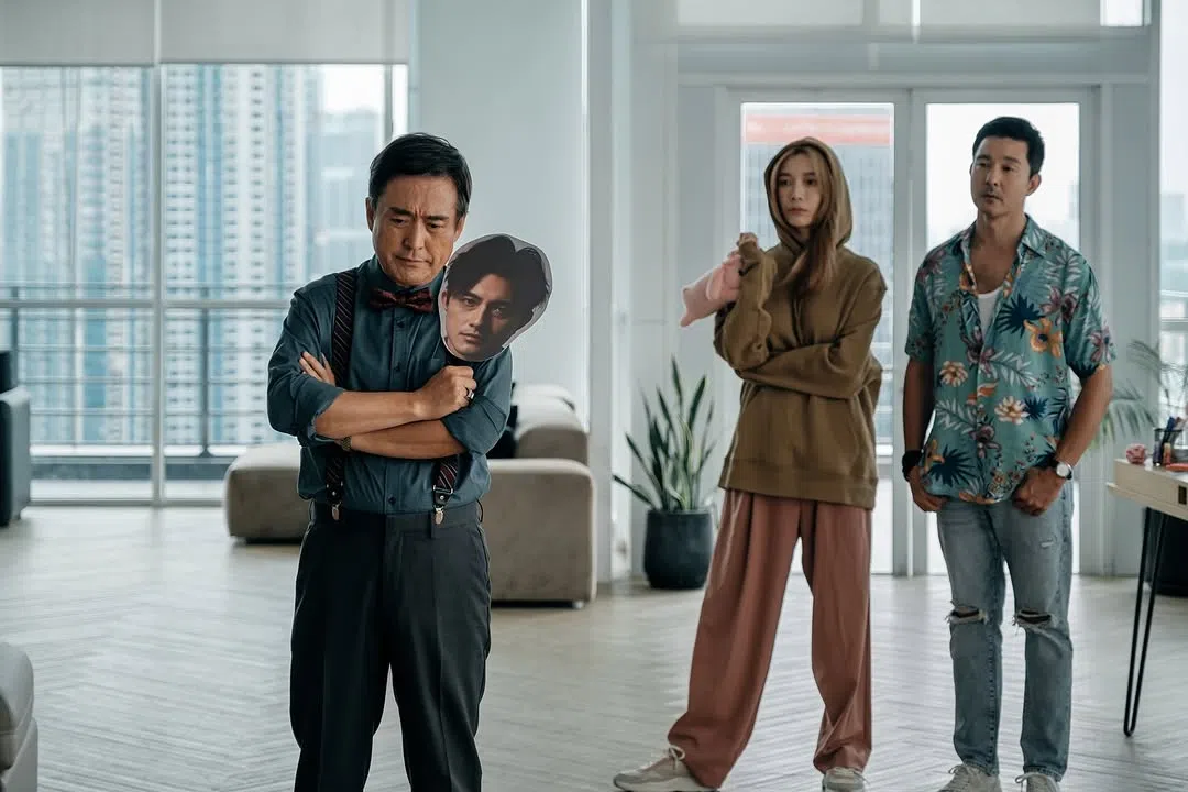 立威廉（右起）和饰演台湾“诈骗家族”成员的蔡淑臻和检场对戏。（取自立威廉IG）