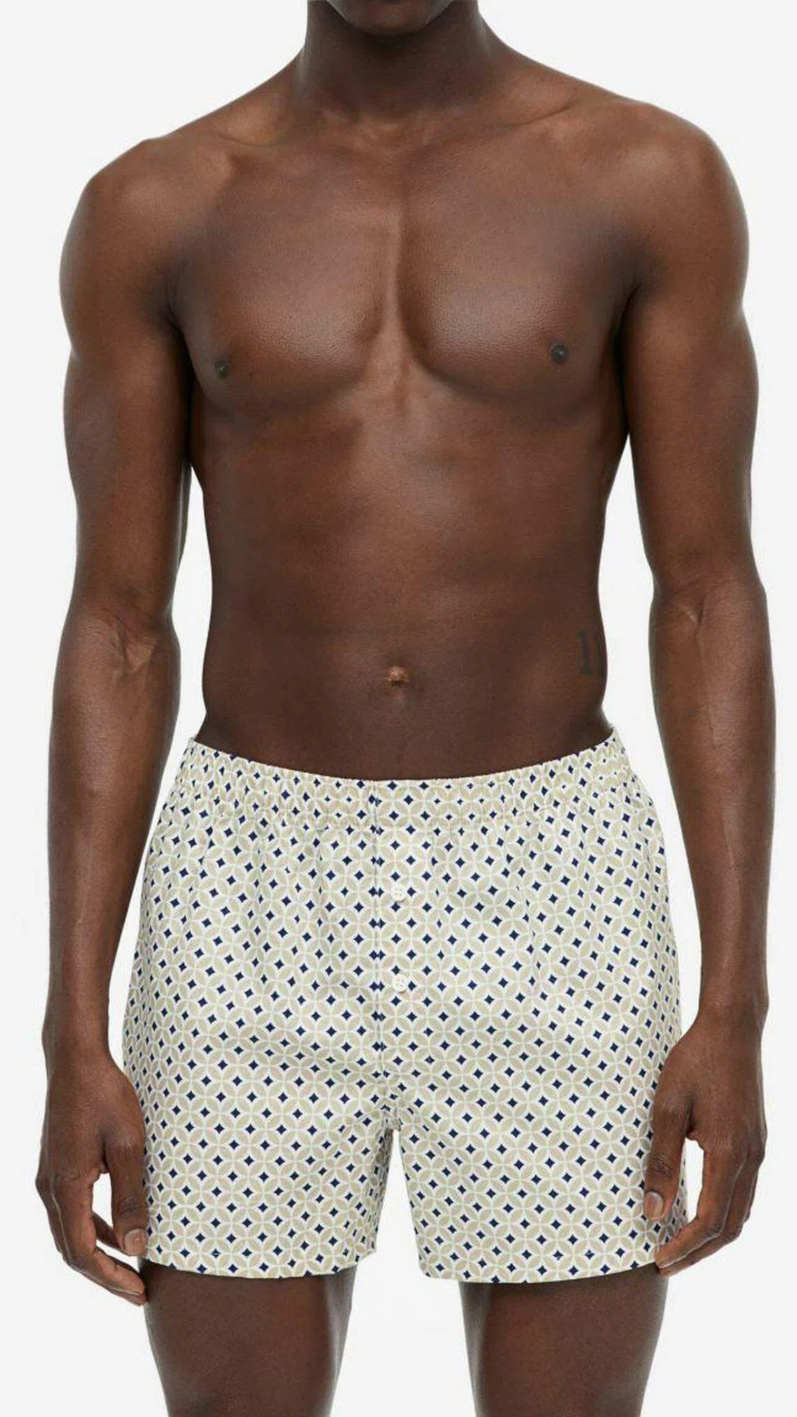 铜钱图案的四角裤看似峇迪布的棕榈果图纹。（H&M提供）