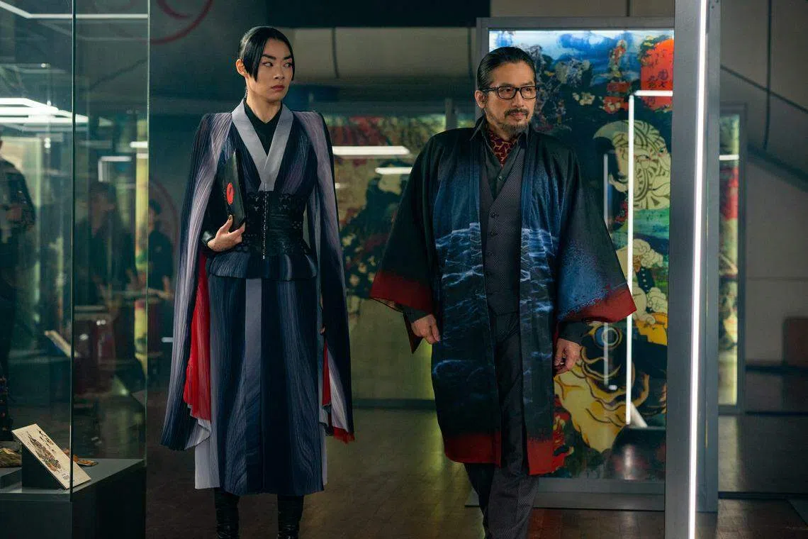 真田广之（右）与泽山璃奈《捍卫任务4》饰演父女。（创艺电影提供）