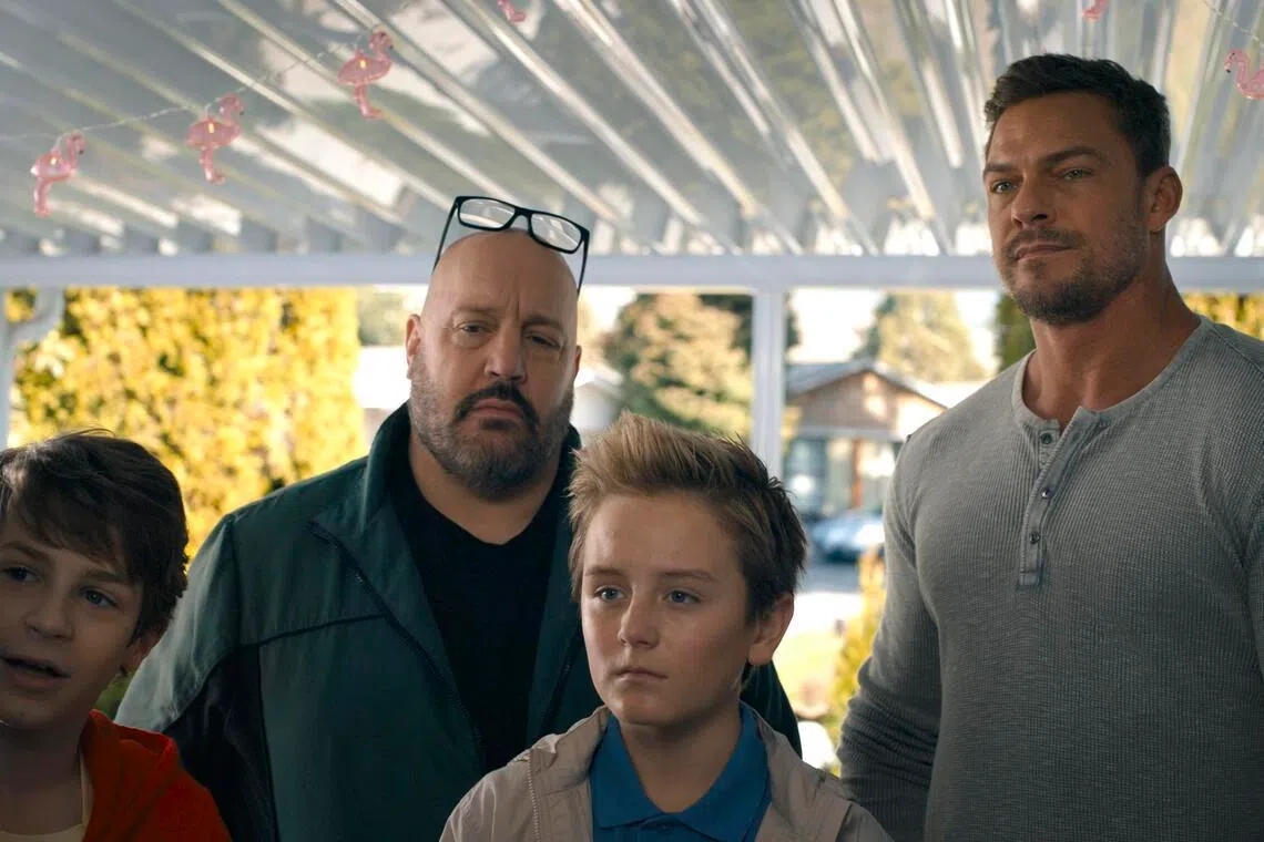 在动作喜剧片《玩爆约会》中，两个家庭主夫和他们的儿子遇到持枪者，落荒而逃。（邵氏机构提供）