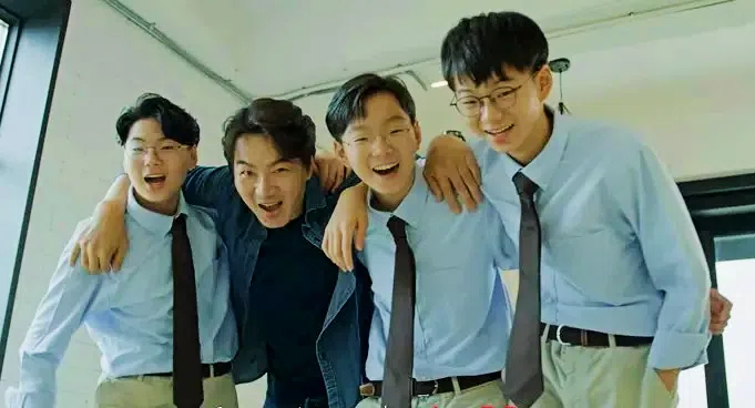 宋一国（左二）和三胞胎儿子大韩、民国、万岁相处模式像朋友。（互联网）