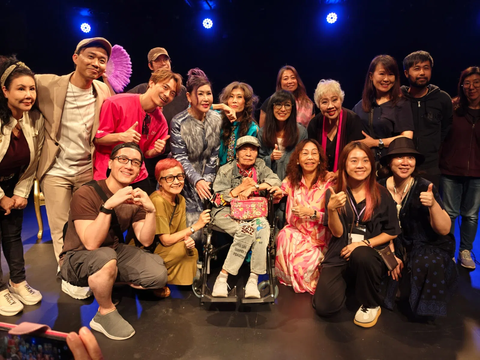 由本地艺人王嘉翊（站立者，左二）编导的音乐剧场《星星不息Sing Ladies》在2024年香港金龄艺术节上演出。（受访者提供）