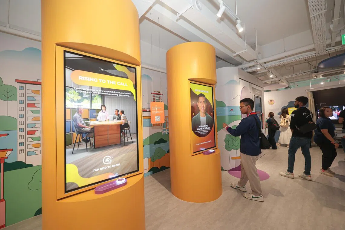 “我们的社区展览”增添互动元素，访客能点击屏幕，听基层领袖和义工分享经验。（李冠卫摄）