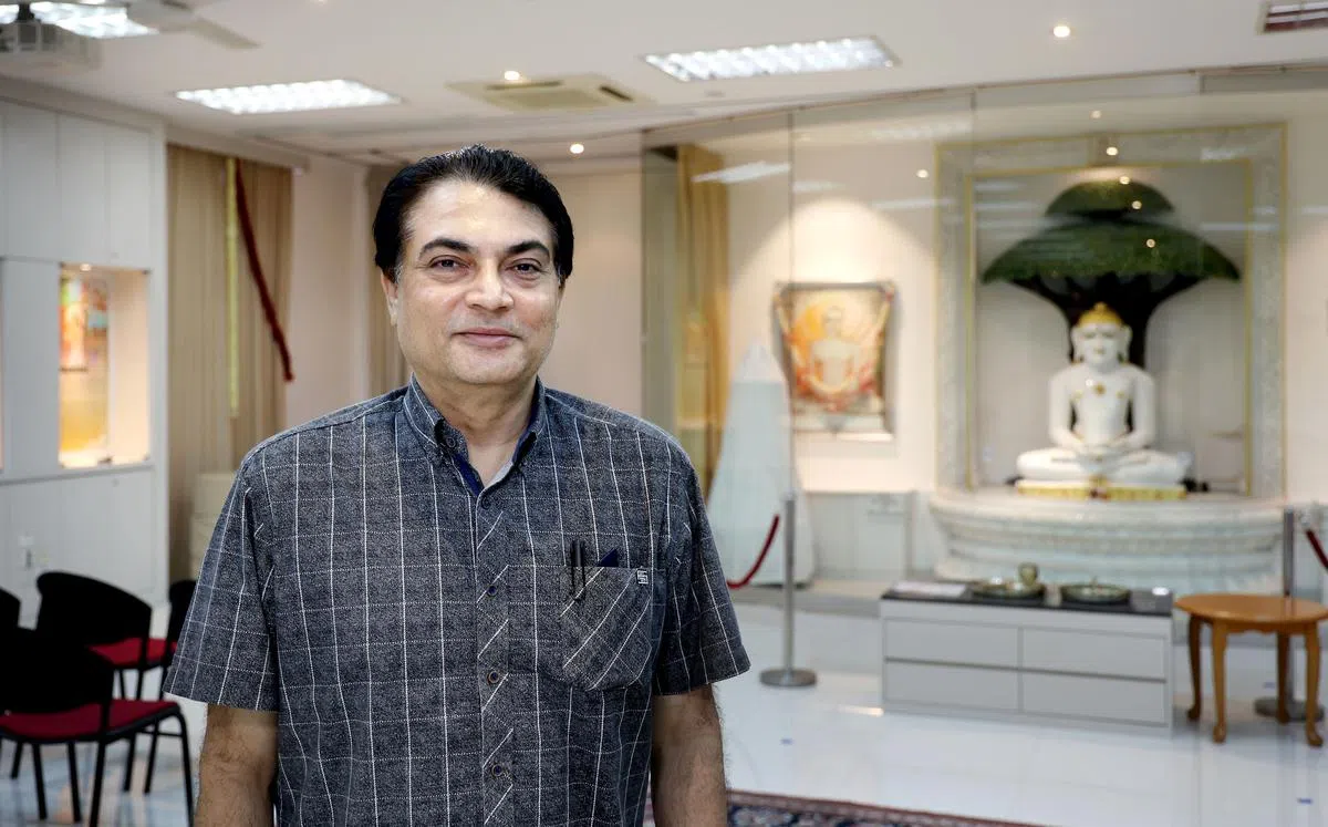 沙拉日来自一个耆那教家庭，他积极投身新加坡耆那教协会服务，目前也是新加坡宗教联谊会（IRO）的主席。（严宣融摄）