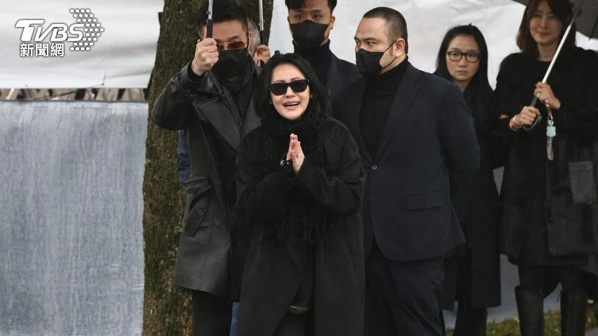 小S在仪式结束后向媒体鞠躬感谢。（TVBS新闻网图）