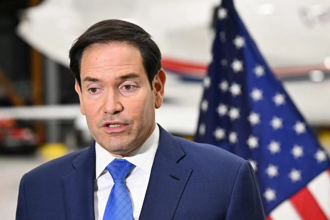 美国国务卿鲁比奥周三（11月12日）出席G7外长会议后，在机场接受随行媒体访问。（法新社）