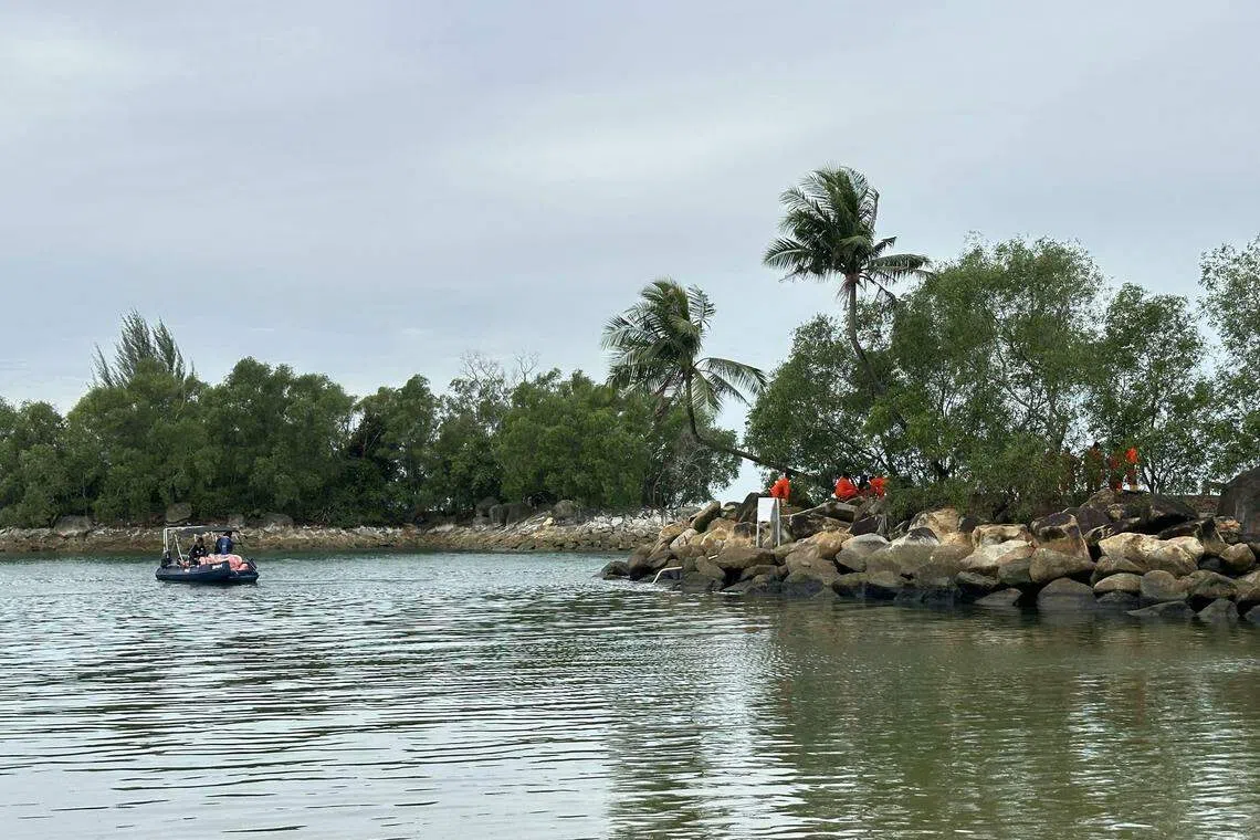 圣淘沙发展局星期五（6月21日）开始清理岩石外滩和防波堤上的油污，但因为岩石外滩和防波堤较难到达，这个阶段的清理工作具挑战性也费时。（取自圣淘沙发展局脸书）