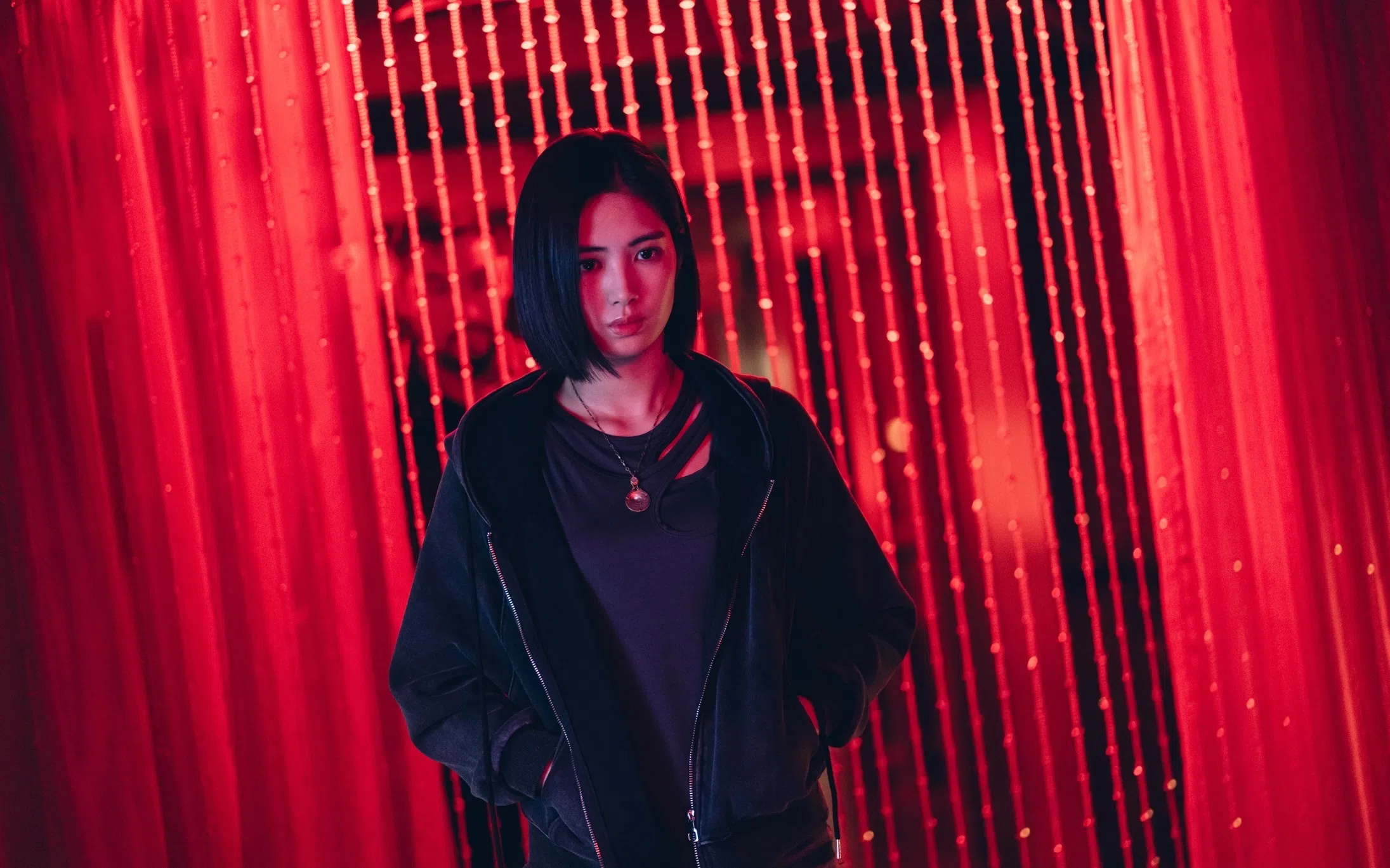 雷嘉汭靠瞪大眼睛装酷，演绎女杀手角色。（Netflix提供）