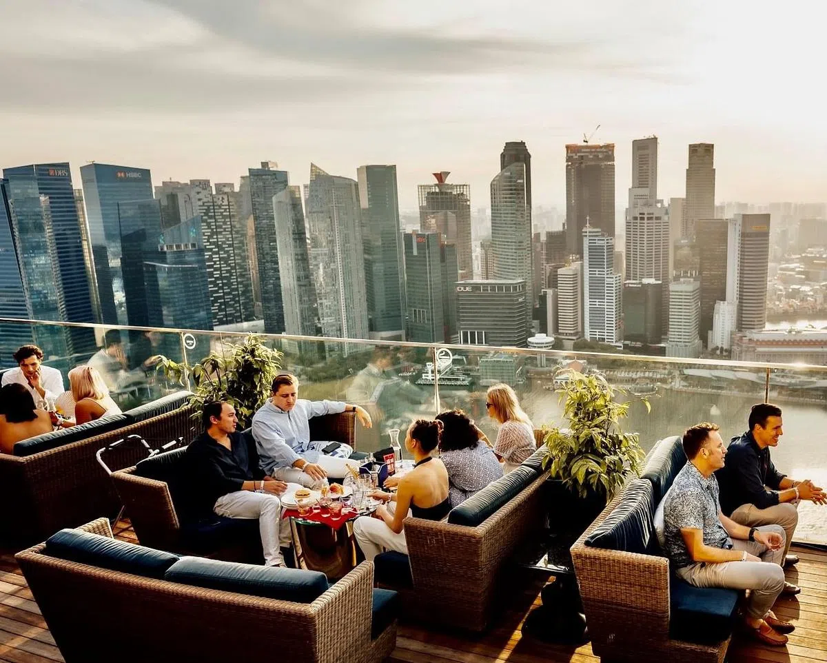 夕阳西下在Ce La Vi用餐，别有一番情调。（取自餐馆面簿）