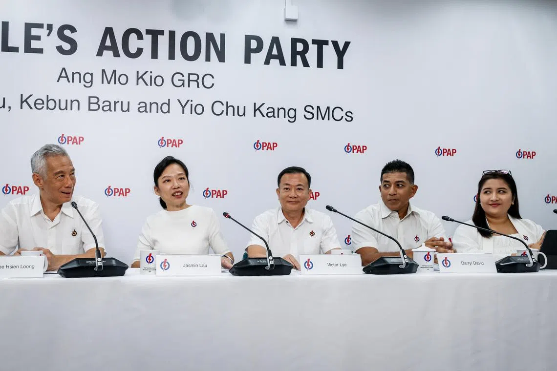 国务资政李显龙（左一）继续领军人民行动党宏茂桥集选区团队，五人团队（左二起）包括新面孔刘洁敏和赖添发，原议员杰乐和娜蒂雅。（叶振忠摄）