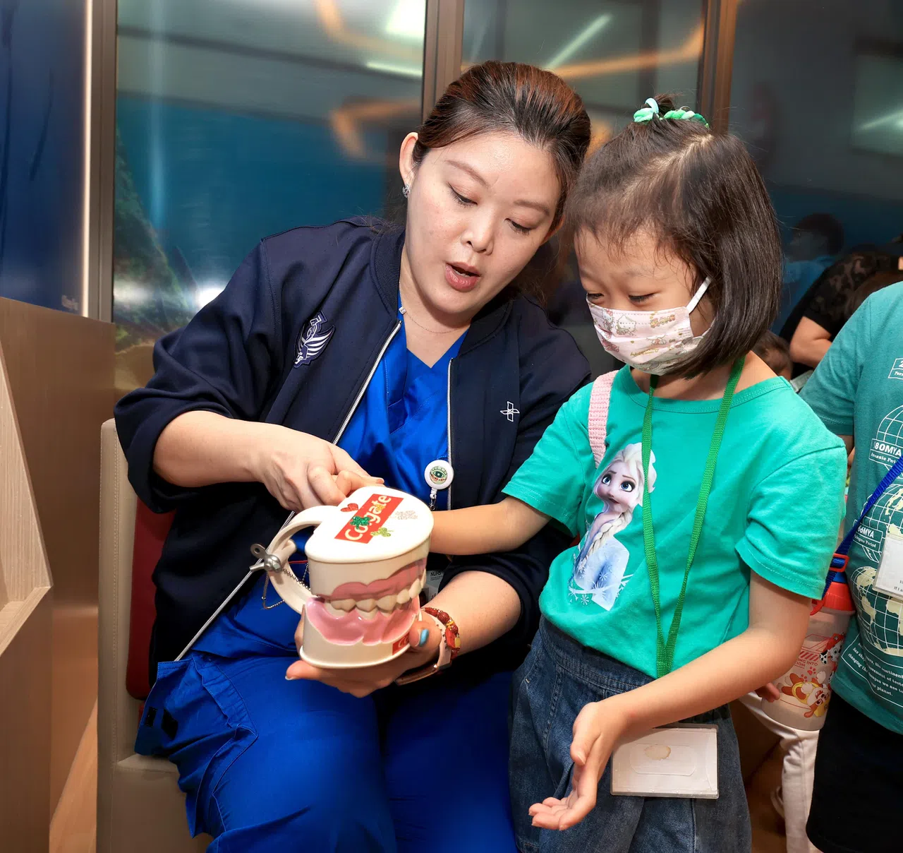 牙医利用模型，向学生解释刷牙须知。（周国威摄）