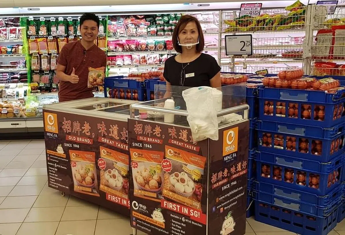 明发鱼圆的冷冻食品走入超市。（受访者提供）