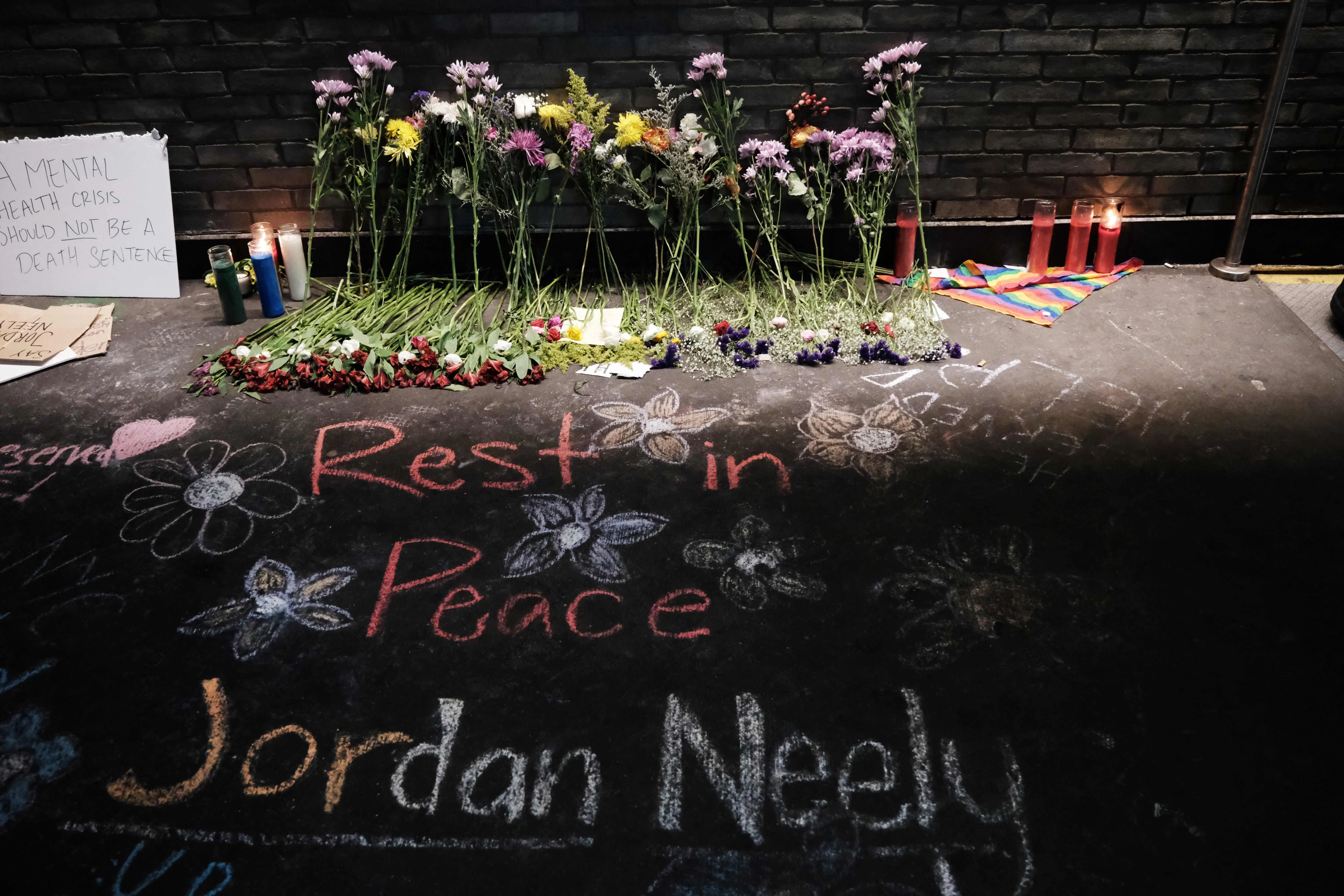 人们在纽约市百老汇·拉法叶地铁站外为尼利献花默哀。（法新社）