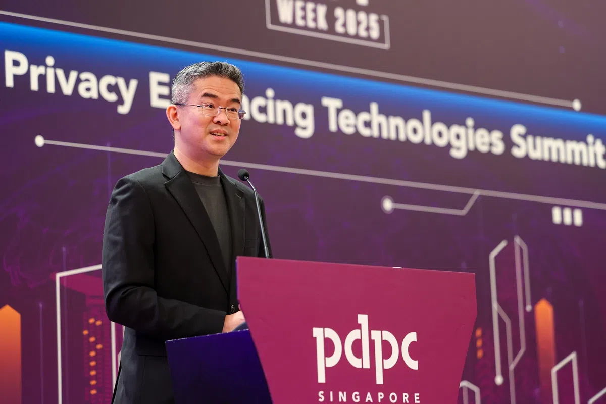 资讯通信媒体发展局局长柳俊泓在隐私增强科技峰会上说，隐私增强科技的核心是能在不暴露底层个人或商业敏感数据的前提下，从数据中提取洞见。（林明顺摄）