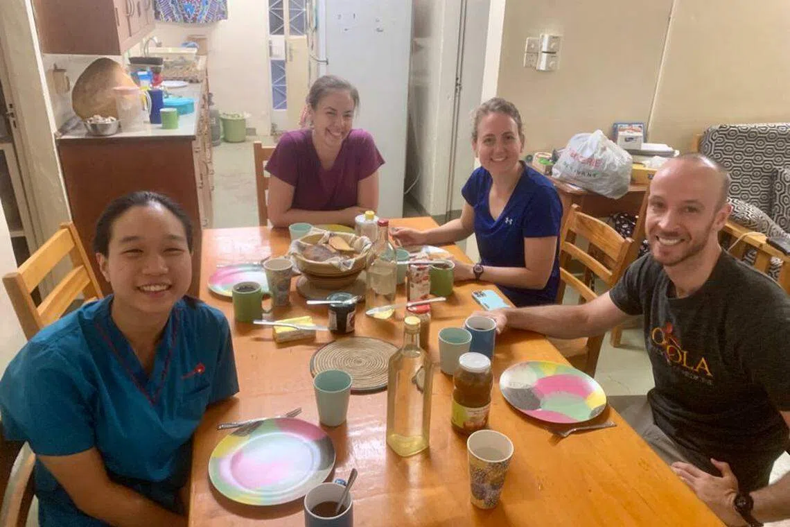 陈思恩（左一）在今年初到非洲当医疗志工时，与加尔米医院的同僚合影。（受访者提供）