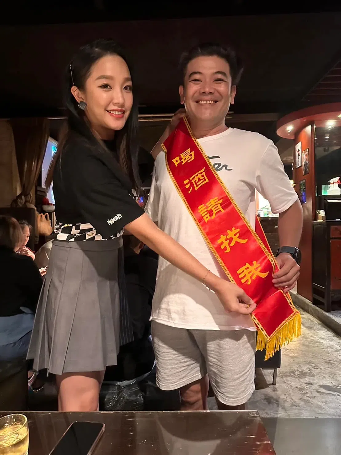 马国毕（右）早前贴出祝贺赖慧如（左）生日快乐的照片，对照他背的挡酒部队值星带，超讽刺。（取自马国毕脸书）