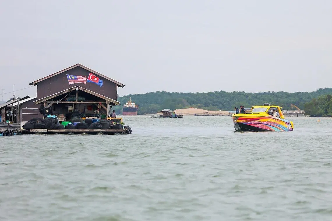 苏丹依布拉欣此次驾驶快艇巡视柔佛海域，主要是为了了解渔民在海上的作业及生活情况。（取自苏丹依布拉欣脸书）