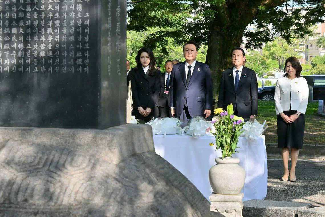 5月21日，日韩领导人携妻子一同参拜了广岛原爆韩国人牺牲者慰灵碑。（法新社）