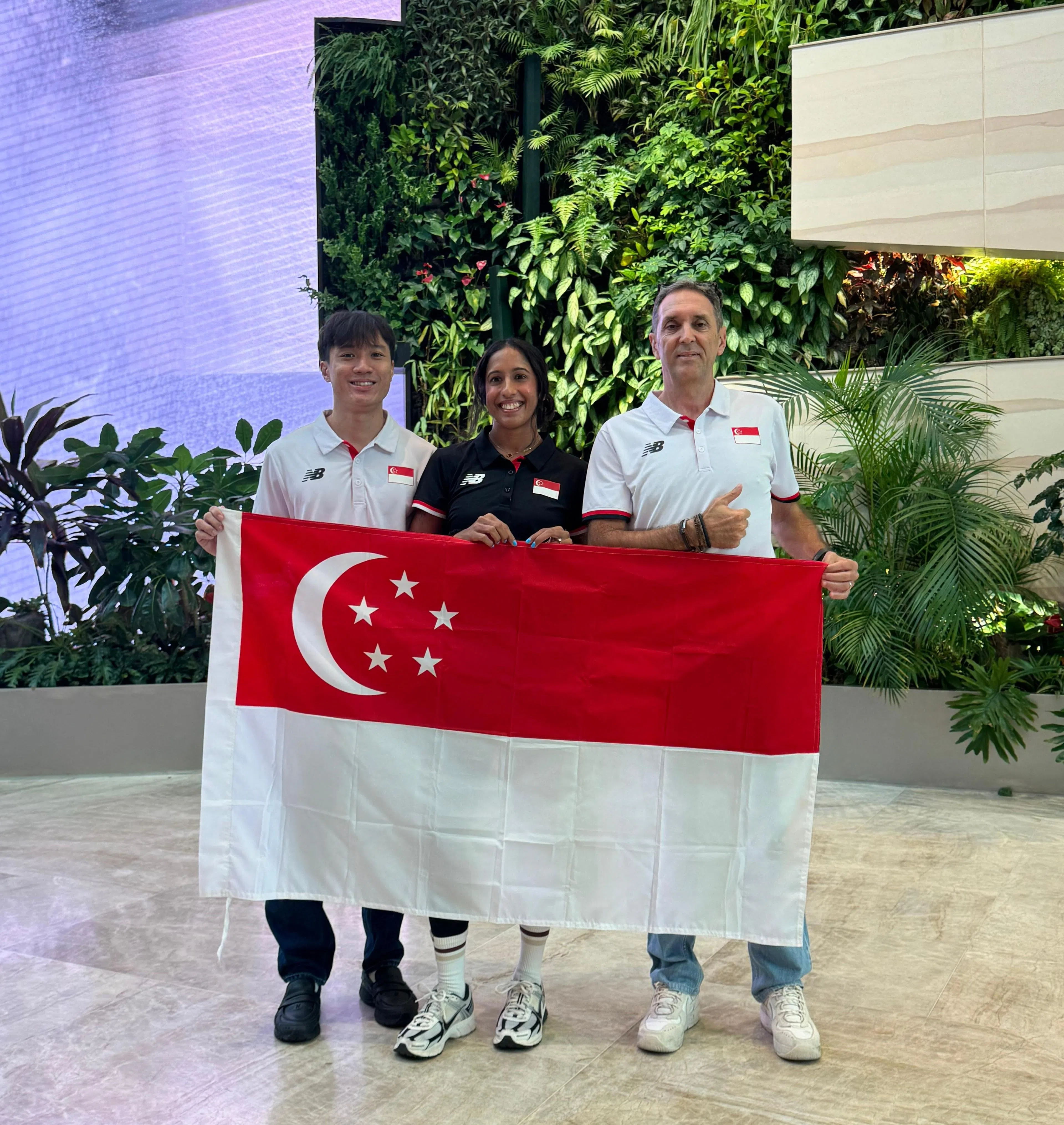 左起：郭俊杰、珊蒂和教练库尼亚已经启程到东京参加田径世界锦标赛。珊蒂将参加女子200米跑，郭俊杰则竞逐男子400米跨栏。（新加坡田径总会提供）