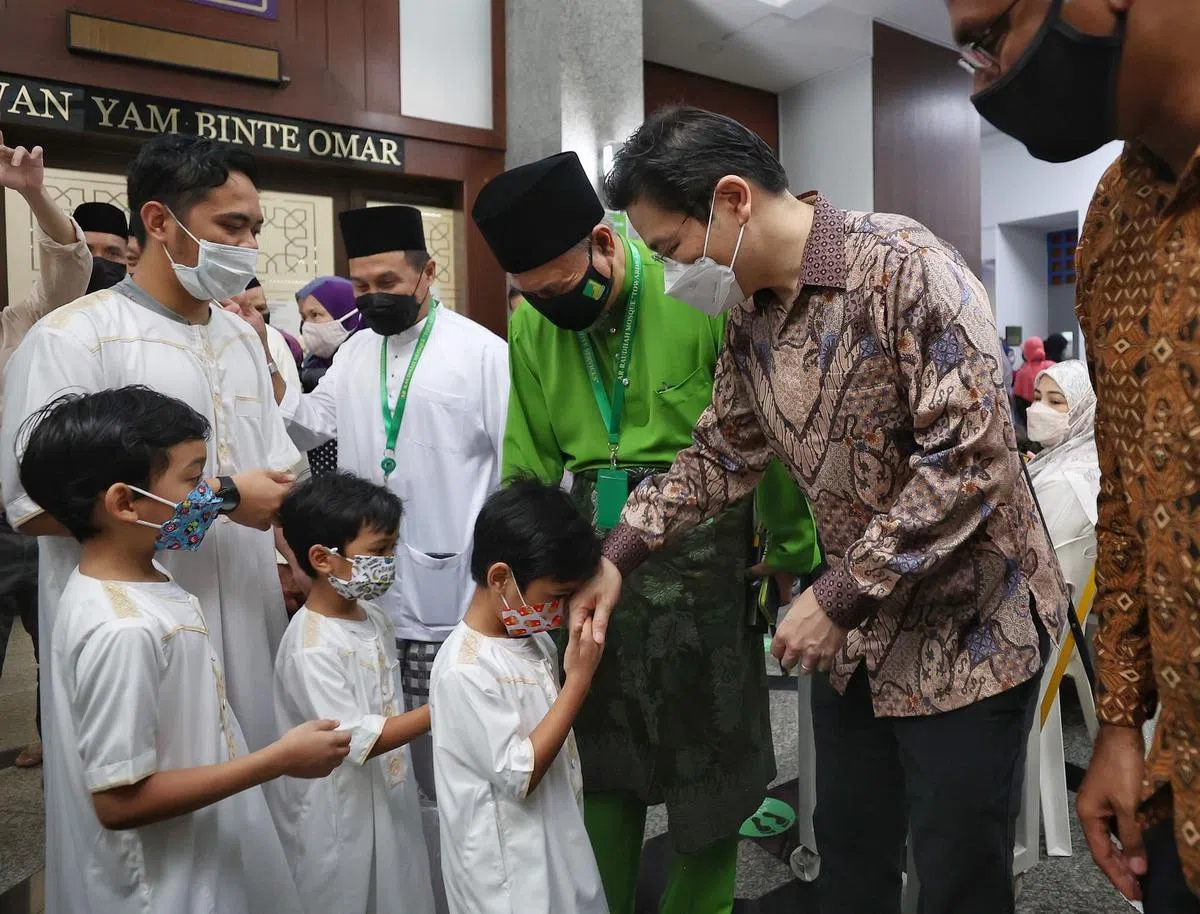 副总理兼财政部长黄循财（右二）到阿尔劳哈回教堂，会见回教堂领袖和信众。（通讯及新闻部提供）