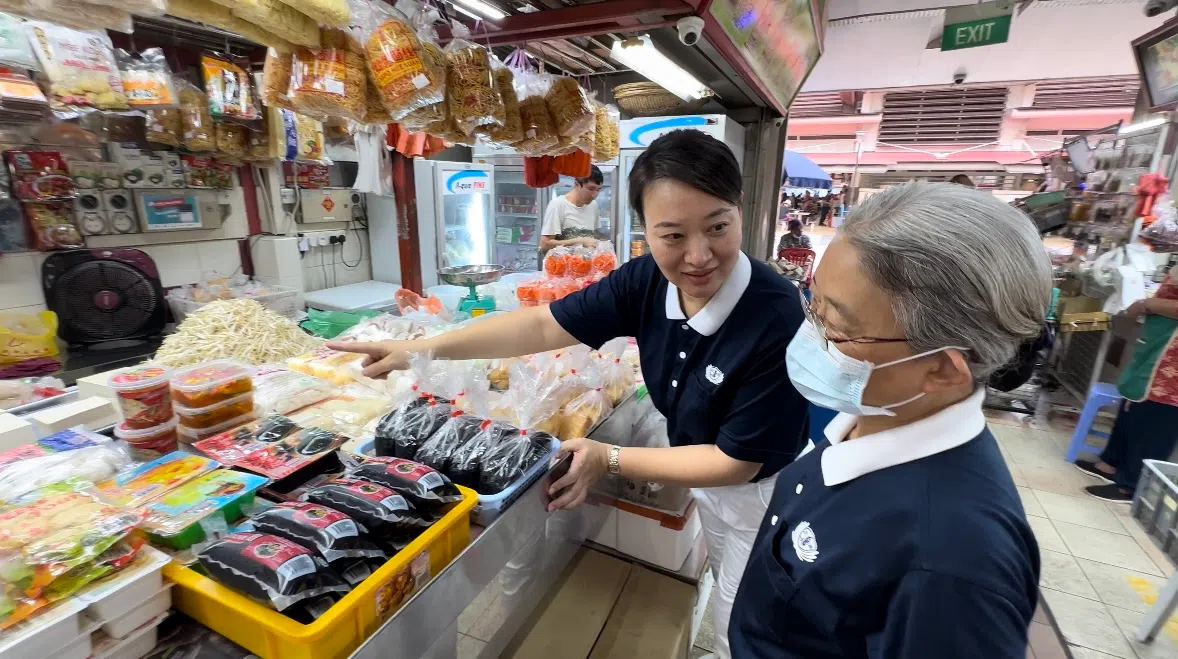 周海燕（左）过去八年是慈济的活跃志工，做公益时经常与普通市民交流互动。（叶俊颖摄）