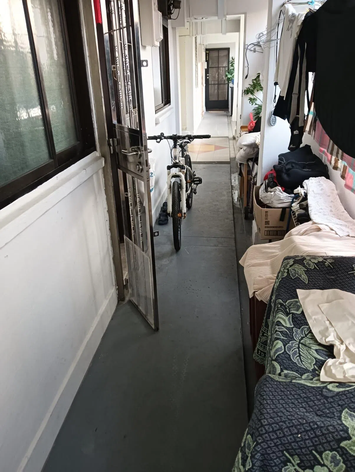 失火单位内外堆放杂物，还发出恶臭味。照片摄于2024年底。（受访者提供）