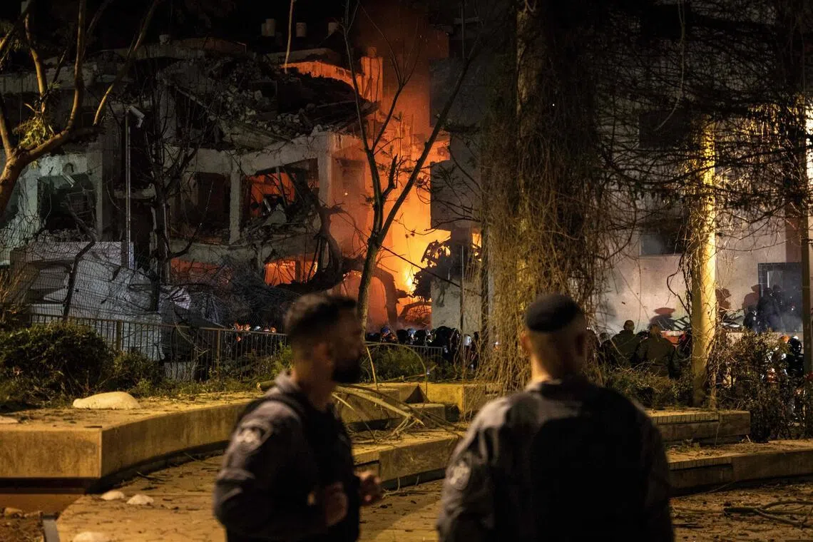 伊朗反击以色列，向特拉维夫地区发动大规模导弹袭击，现场火势滚滚。（法新社）