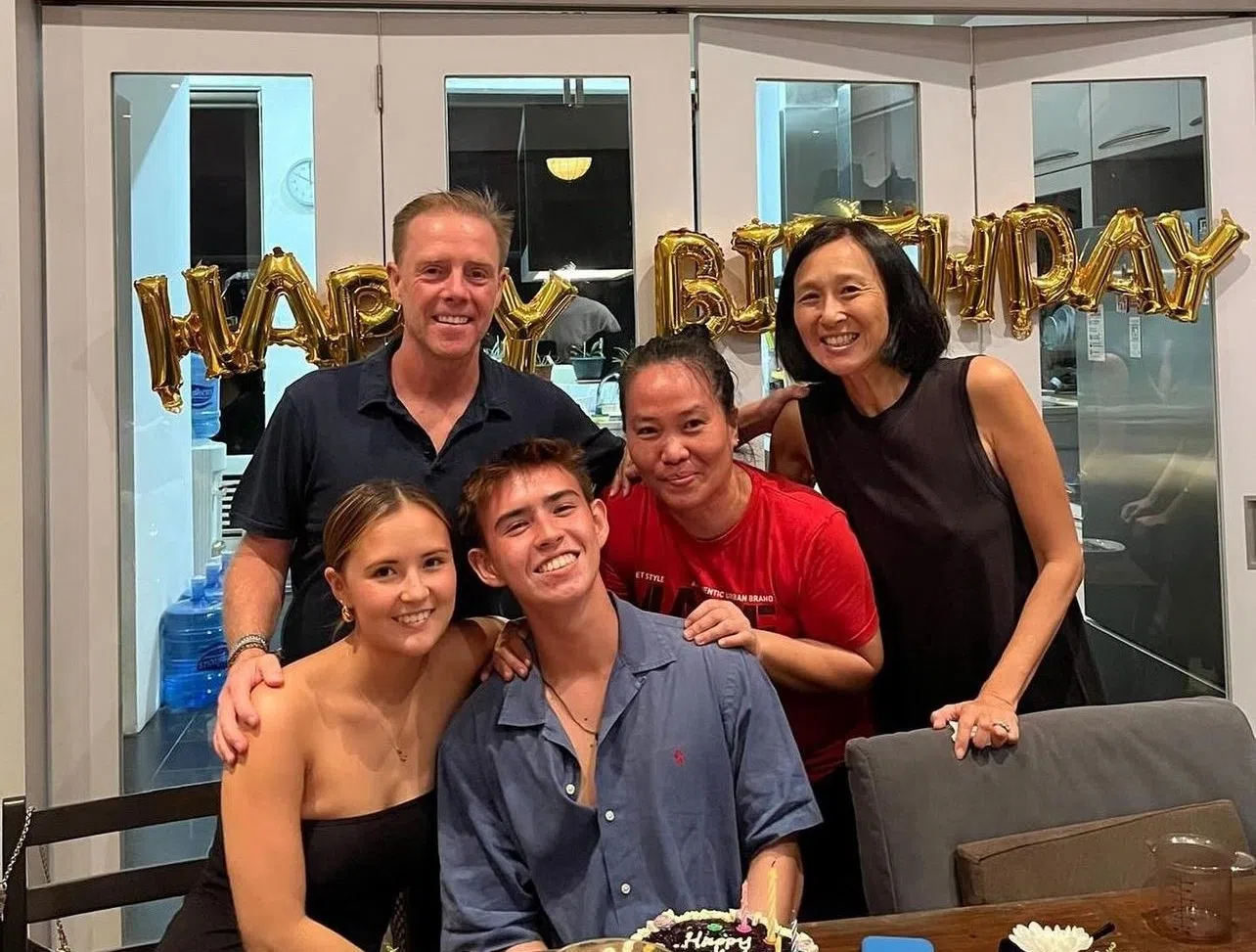 泰山的爸爸马克（后排左一）是加拿大人，妈妈刘素音（后排右一）是新加坡人，泰山（前排左二）和姐姐陶然（前排左一）都在新加坡长大。（受访者提供）