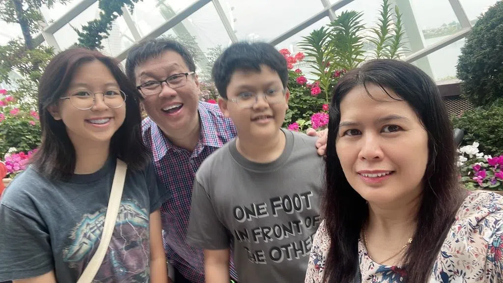 温金华（左二）无论工作多忙都会抽出时间陪孩子。（温金华提供）