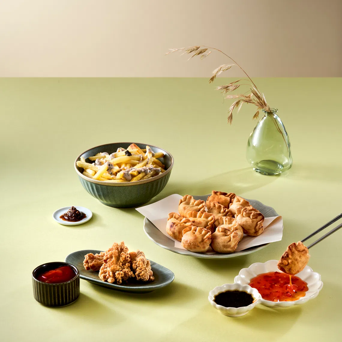 炸薯条、炸鸡和炸鸡肉饺子，配搭泡菜解腻开胃。（餐馆提供）