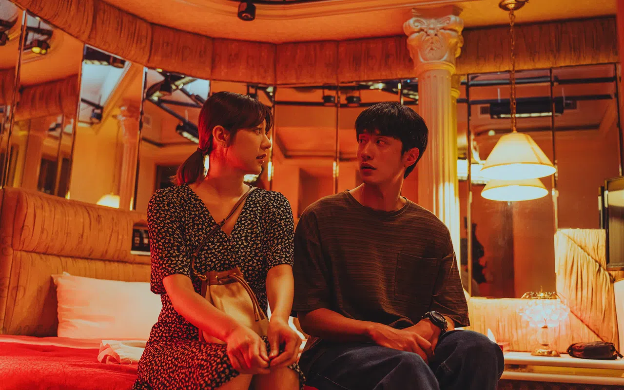 来自香港的刘俊谦（右）与台湾女星郭雪芙在剧中CP感十足。（Netflix提供）