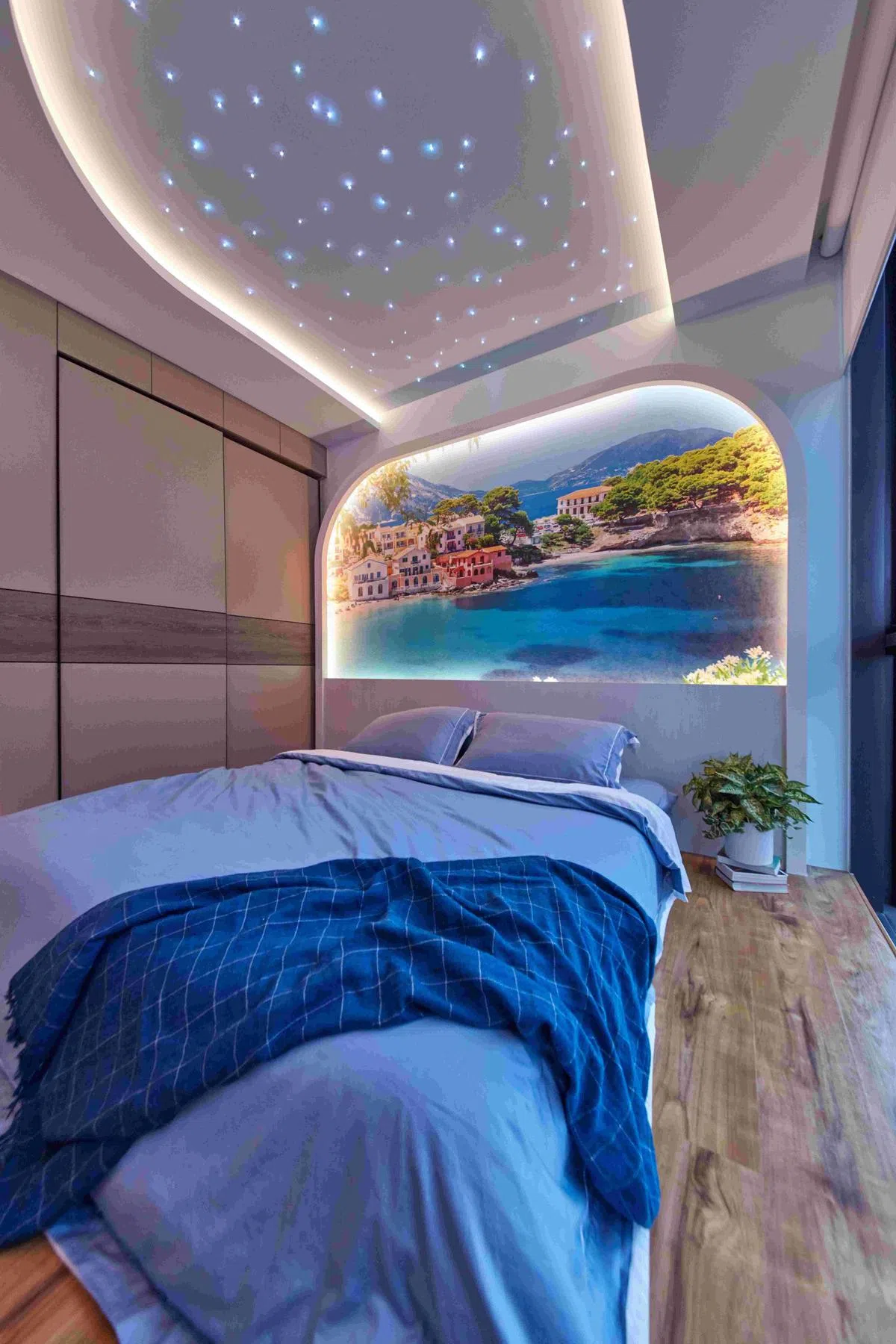 主卧室有地中海主题的挂画，还有满天“星星”伴入眠。（Free Space Intent提供照片）