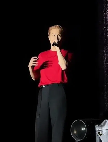 歌手吴克群在于文文晕倒后紧急救场。（互联网）